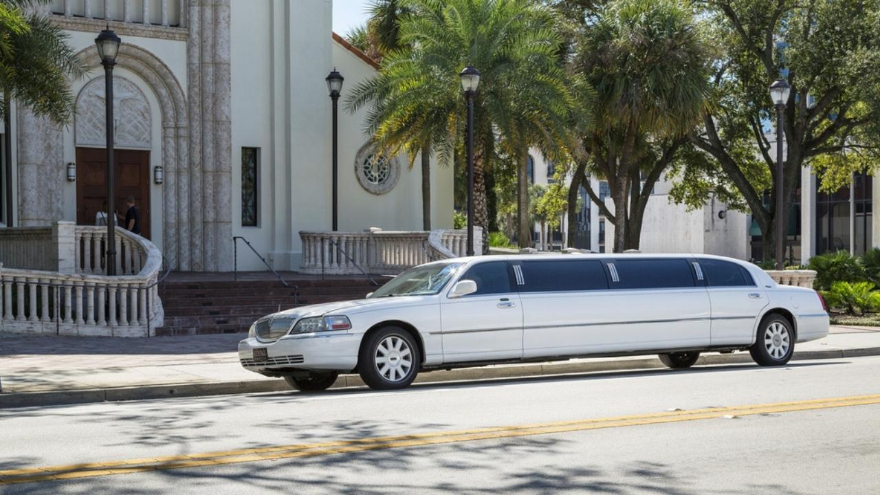 Difference Between A Limo and A Stretch Limo - Light House Party Bus Limo
